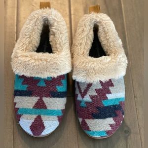NWOT Dearfoams slippers Size 5-6 Aztec print